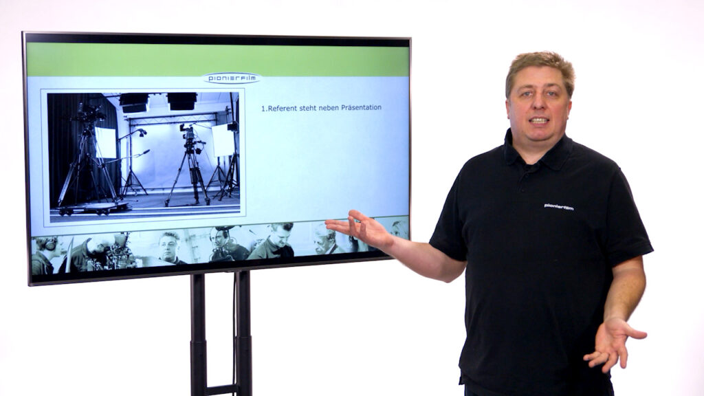 Kamera 1 zeigt den Referenten und seine Präsentation in einem Bild.
