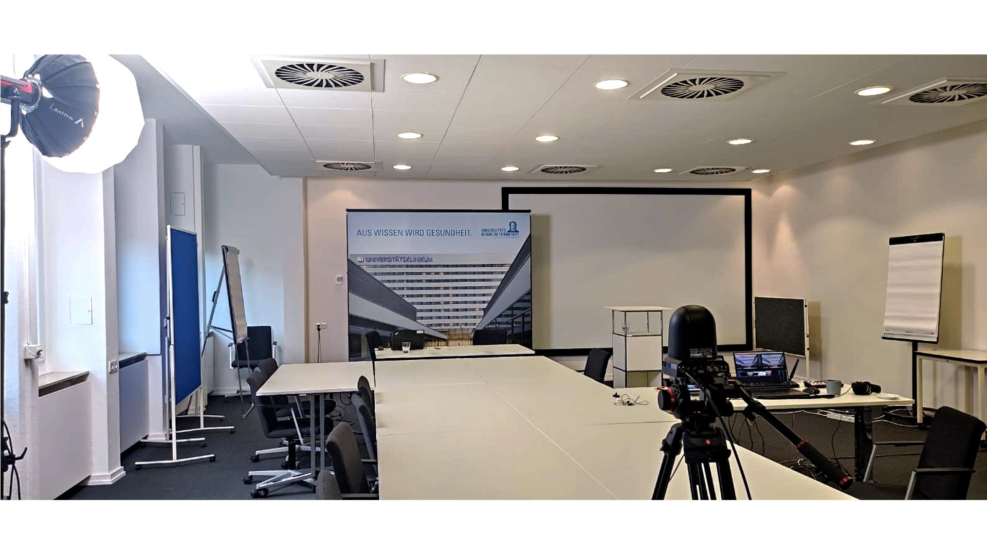 Der Livestream von medizinischen Fachvorträgen aus der Uniklinik wird über ein einfaches, aber vollkommen aufeinander abgestimmtes Setup vor Ort durchgeführt.
